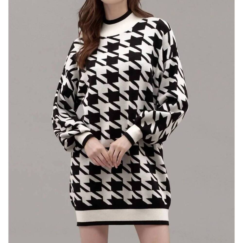 NEW BLU PEPPER mock neck houndstooth sweater dress in black/white